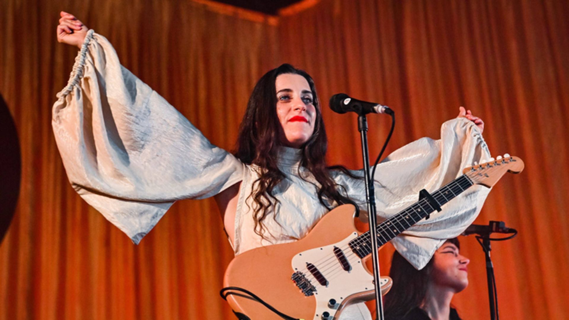 Eefje de Visser beloont fans met elektronisch scherp album ‘Vlijmscherp’