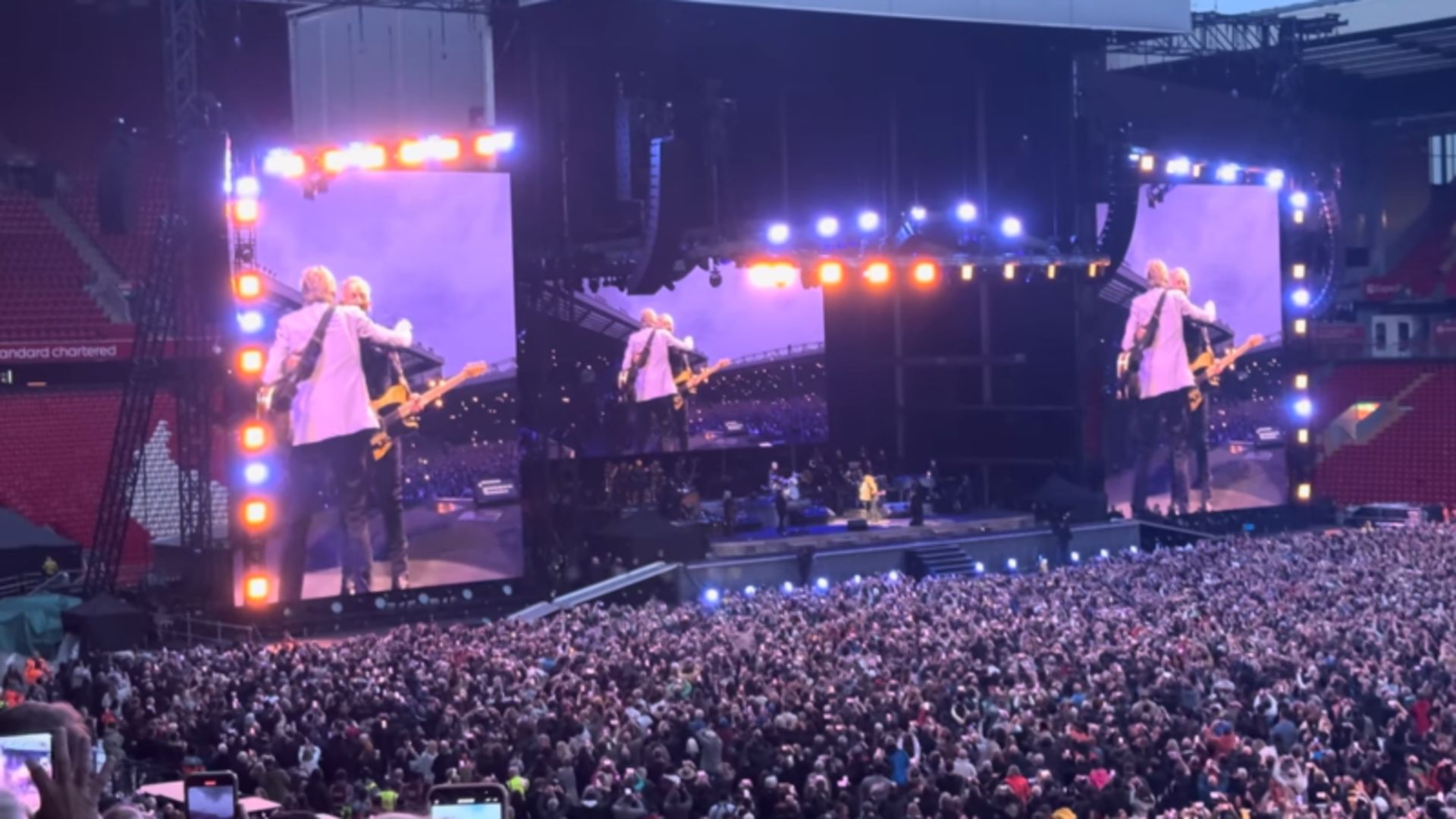 Paul McCartney stapt plots op podium met Bruce Springsteen in Liverpool