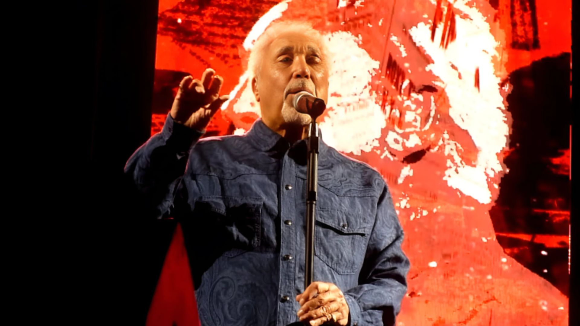 Tom Jones redt zijn Ziggo Dome-show met toegift vol vuur en emotie